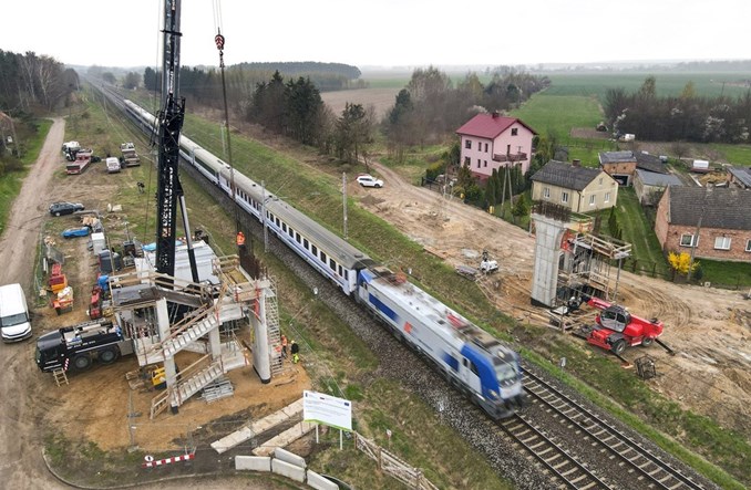 Montują wiadukt nad torami w Ciechanowie