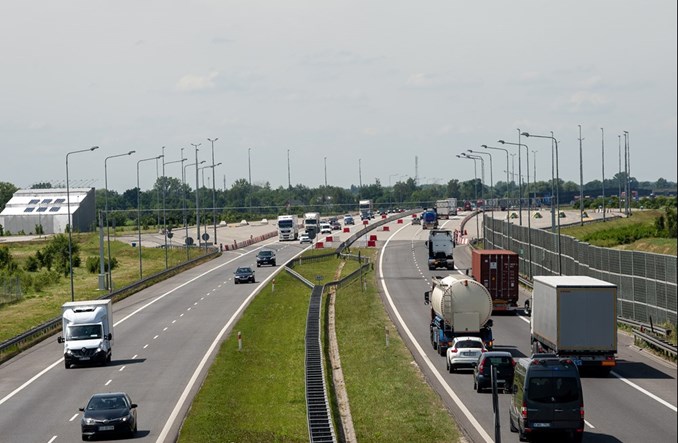Rząd chce zakazać „wyścigu słoni” na ekspresówkach i autostradach 