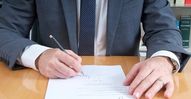 Czym jest pożyczka dla zadłużonych? Kiedy warto z niej skorzystać?