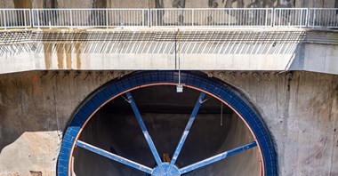 35-tonowy pierścień w tunelu pod Łodzią - zamontowany