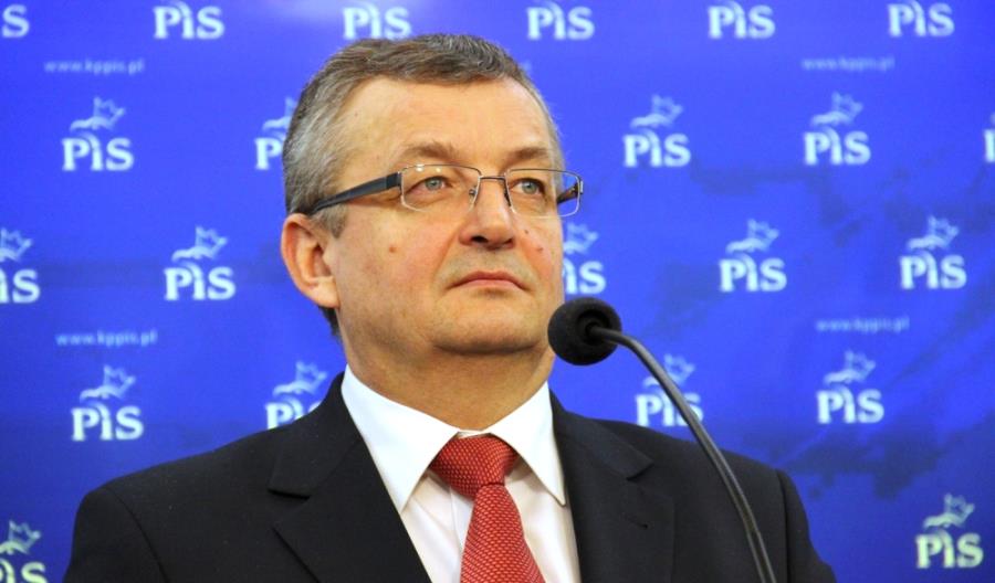 Adamczyk: Podwyższenie opłaty paliwowej to bardzo interesujący pomysł Adamczyk: Podwyższenie opłaty paliwowej to bardzo interesujący pomysł