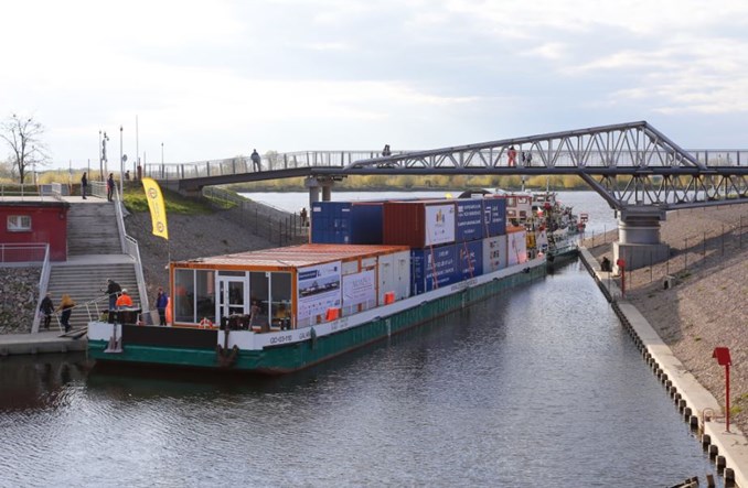 Kontenery płyną Wisłą z Gdańska do Warszawy