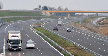 Łopaty wbite na budowie S17 Kurów – Garwolin 