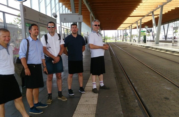 Nantes. Kierowcy autobusów w spódnicach wywalczyli prawo do szortów