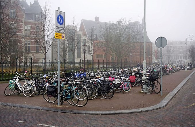 Warszawa ma bezstacyjny rower. Amsterdam z podobnym walczy
