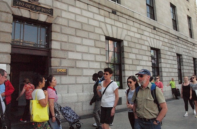 Czy chodzenie pieszo to kwestia "lewackiej" ideologii?