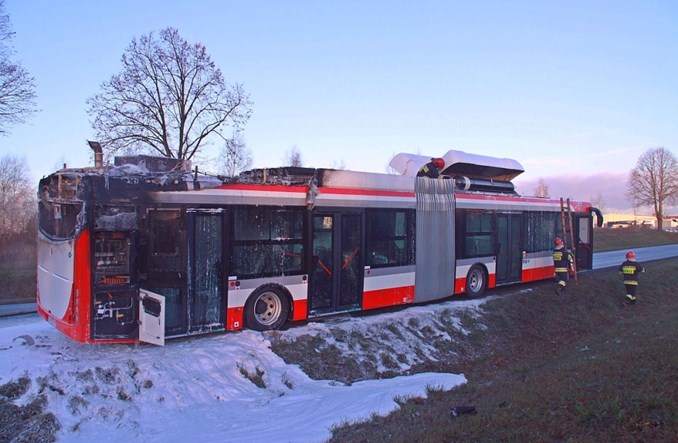 Częstochowa. Płonąca hybryda z niezabezpieczonymi przewodami