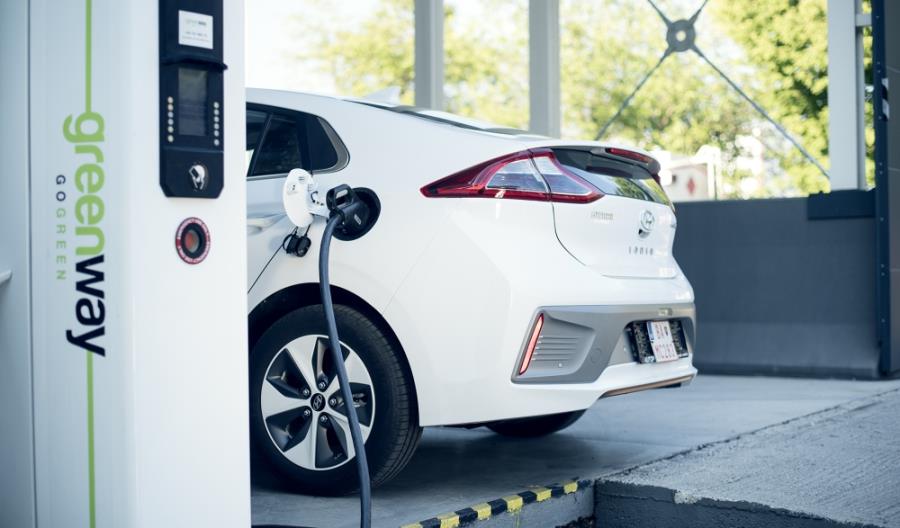 Polska podwaja liczbę stacji ładowania samochodów elektrycznych Polska podwaja liczbę stacji ładowania samochodów elektrycznych