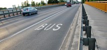 Samochody elektryczne na buspasach – będą mandaty, bo policja inaczej czyta ustawę niż ministerstwo