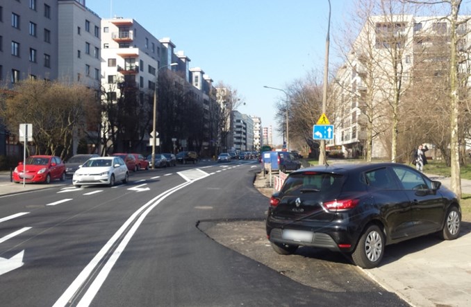 Warszawa: Kierowcy zablokowali remont nawierzchni. Asfalt wylano wokół samochodów