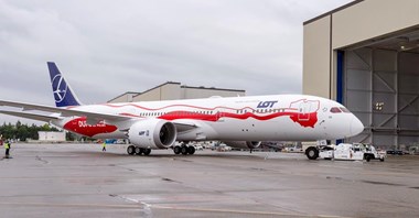 LOT świętuje niepodległość. Zobaczcie jak wygląda specjalne malowanie [zdjęcia]