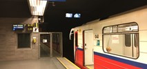 Warszawa. Nocny pożar w metrze zatrzymał M1