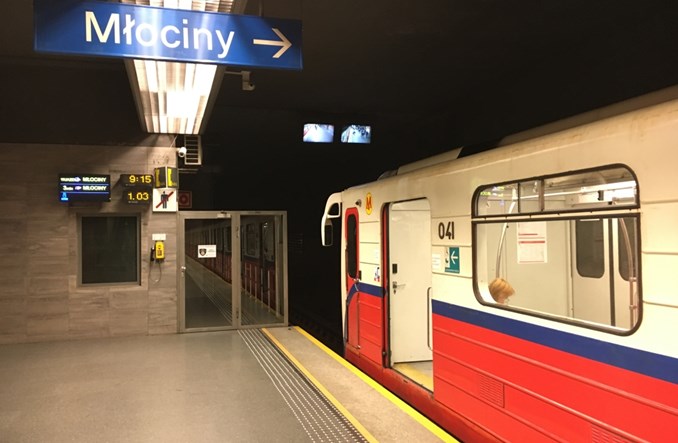 Warszawa. Nocny pożar w metrze zatrzymał M1