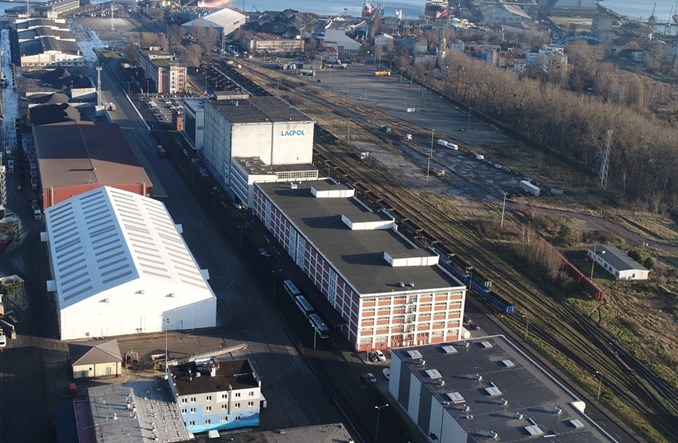 Port Gdynia modernizuje kolejny obiekt magazynowy.