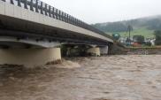 Ulewne deszcze i wezbrane wody zagrażają infrastrukturze drogowej na Podhalu