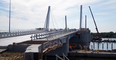 Gdańsk: Trwa układanie ostatnich warstw asfaltu na moście w Sobieszewie