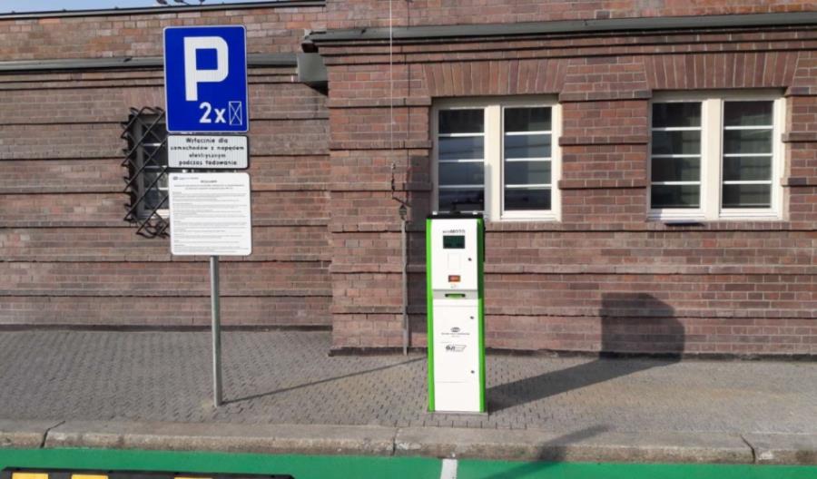 PKP S.A. uruchamia pierwsze stacje do ładowania samochodów elektrycznych PKP S.A. uruchamia pierwsze stacje do ładowania samochodów elektrycznych