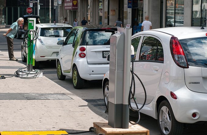 Auta elektryczne są za ciche. UE zmusi je, by szumiały