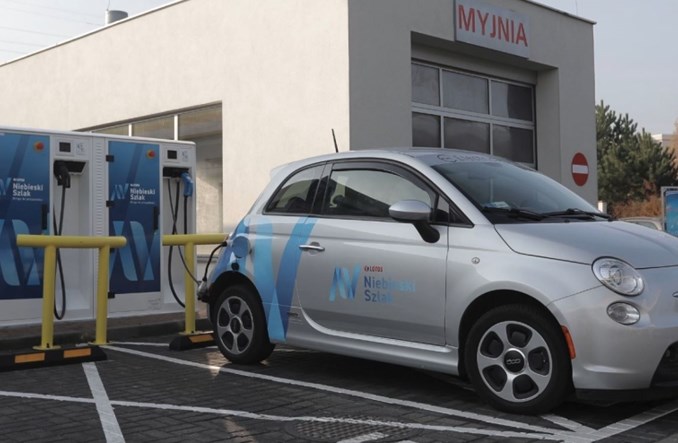 Ładowanie elektryków. Bezpłatne testy Niebieskiego Szlaku 