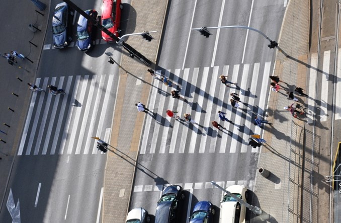 Rząd pokazał projekt. Kierowca ma ustąpić pieszemu wchodzącemu na zebrę