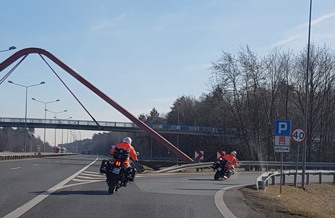 Motocyklowy patrol na autostradzie A4