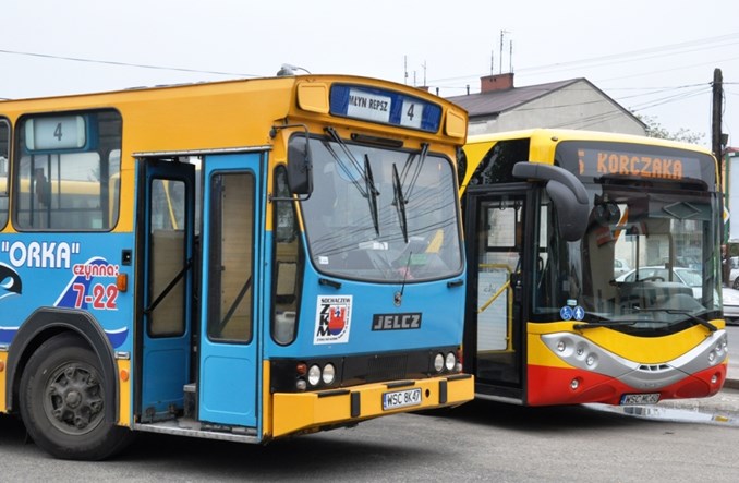 Sochaczew z biletomatami, tablicami i kartą elektroniczną
