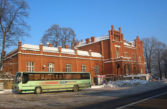 Rząd chce sfinansować połączenia autobusowe… pieniędzmi na kolej