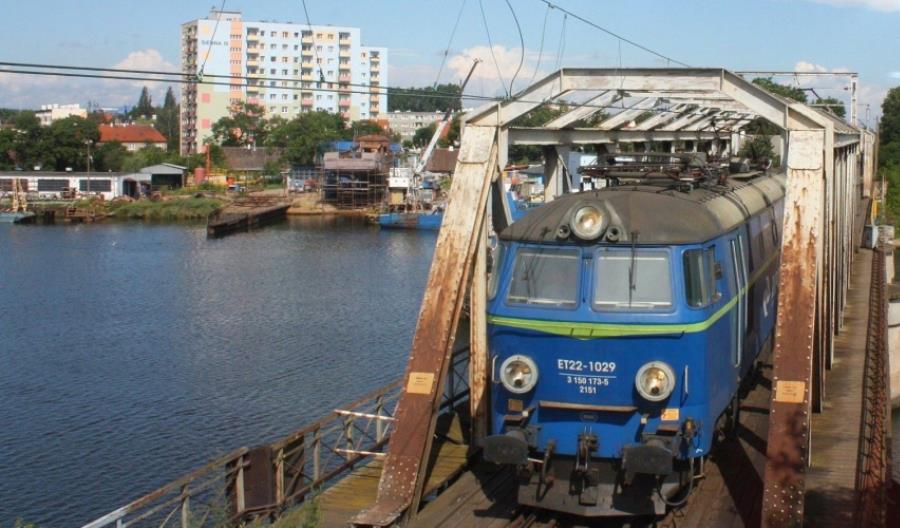 Umowy na poprawę kolejowego dostępu do trójmiejskich portów podpisane Umowy na poprawę kolejowego dostępu do trójmiejskich portów podpisane