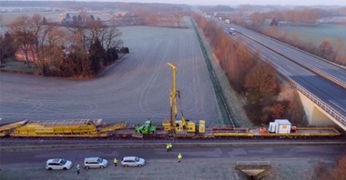 Wgłębne wzmocnienie podtorza w technologii wibrowymiany  wykonywane z mobilnego zestawu poruszającego się po torach