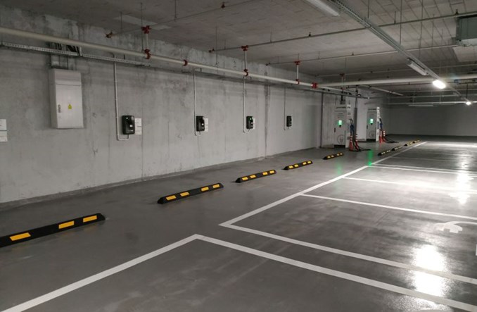 Warszawa. Powstała pierwsza wielostanowiskowa stacja ładowania pojazdów