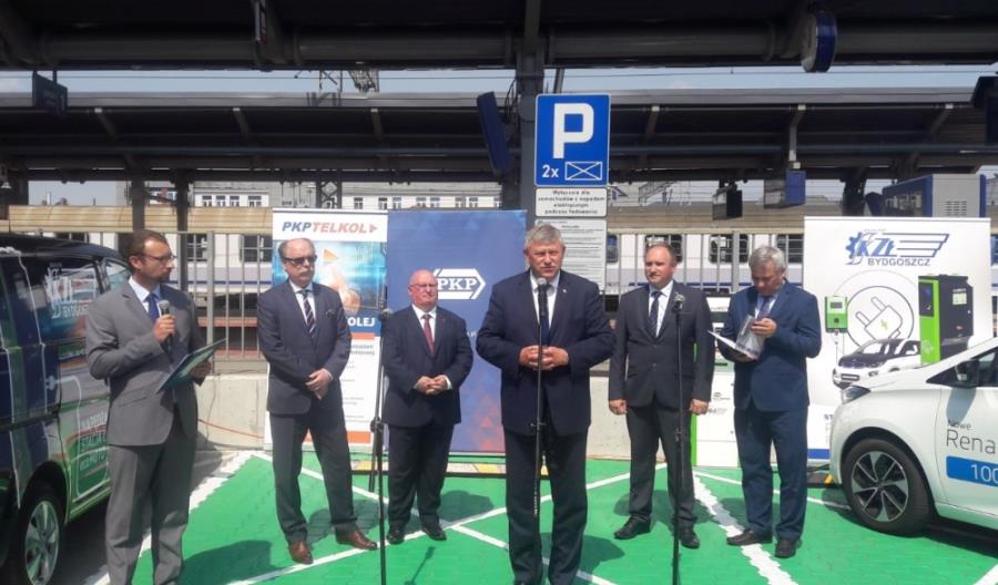 Stacja ładowania pojazdów elektrycznych przy dworcu Bydgoszcz Główna otwarta Stacja ładowania pojazdów elektrycznych przy dworcu Bydgoszcz Główna otwarta