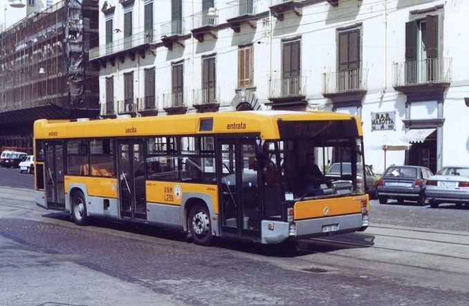 Neapol. Kobieta rodząca w autobusie... dostała karę za brak biletu