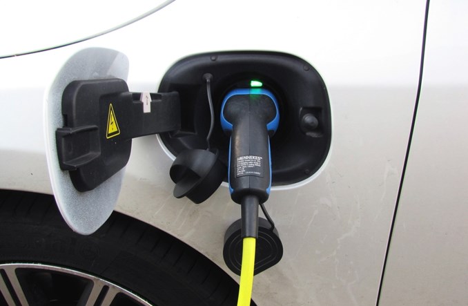 Czy hybrydy plug-in mają sens w dłuższej trasie? 