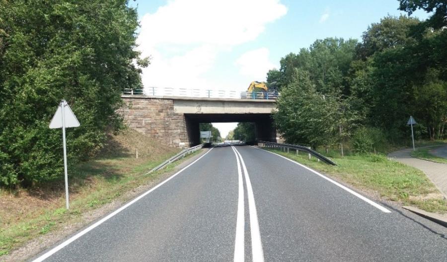 Zachodniopomorskie. Rozbierają stary wiadukt w Lisowie. DK-20 zamknięta Zachodniopomorskie. Rozbierają stary wiadukt w Lisowie. DK-20 zamknięta