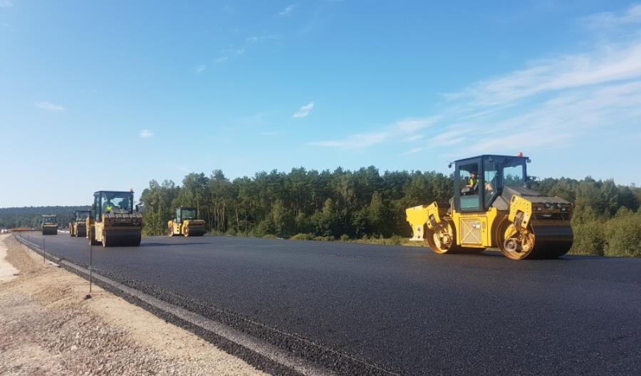 Na skarżyskiej S7 widać już fragmenty z warstwą ścieralną Na skarżyskiej S7 widać już fragmenty z warstwą ścieralną