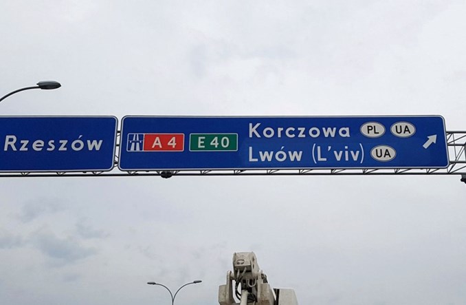 Lwów i Wilno obok L’viv i Vilnius – zagraniczne miasta  na znakach także po polsku 