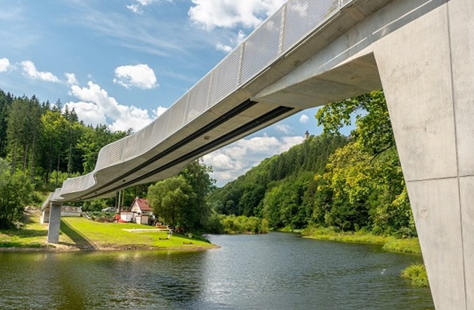 Kładka w Zagórzu Śląskim upiększa krajobraz Jeziora Bystrzyckiego