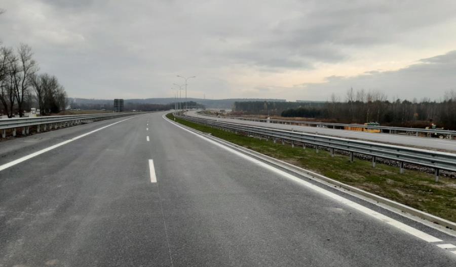 Cały ciąg główny S7 koło Skarżyska ma już nawierzchnię Cały ciąg główny S7 koło Skarżyska ma już nawierzchnię