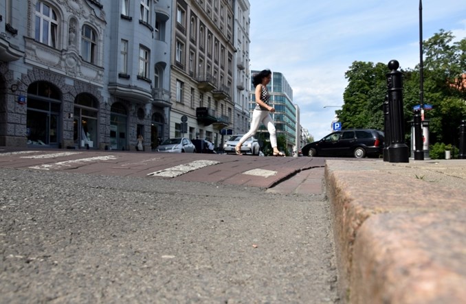 Morawiecki: Pierwszeństwo pieszych i 50 km/h w mieście przez całą dobę