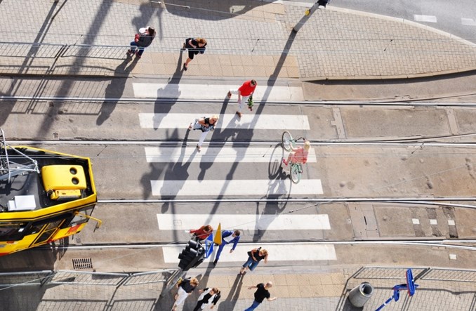 Piesi z pierwszeństwem na pasach, ale nie przed tramwajem