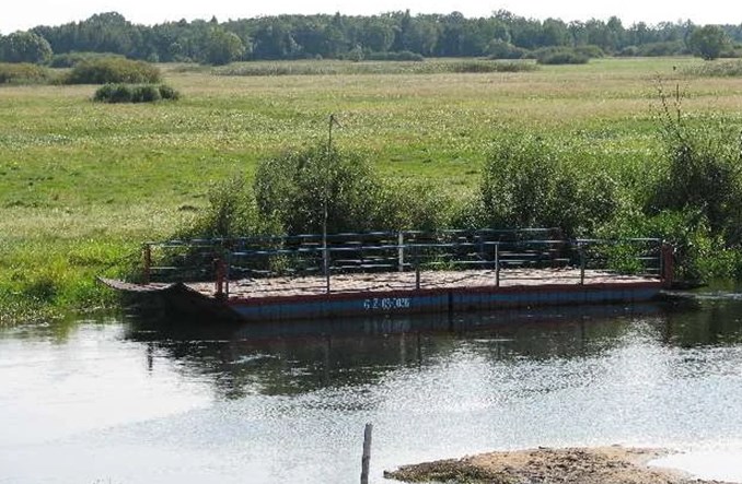 Podlaskie: Archaiczny prom ręczny na Biebrzy 