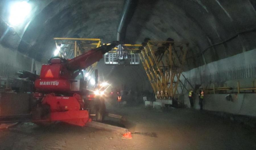 Budowa tunelu na S7 trwa przy specjalnych środkach przeciwko COVID-19 Budowa tunelu na S7 trwa przy specjalnych środkach przeciwko COVID-19