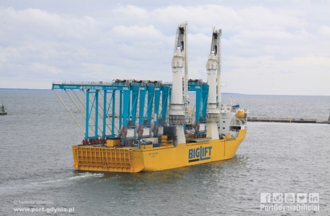 Z Portu Gdynia wypłynęły ostatnie suwnice dla amerykańskich terminali