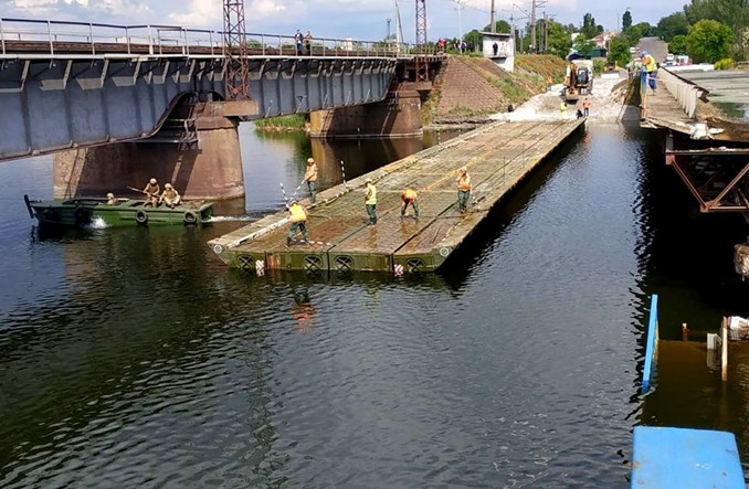 Ukraina. Wojsko wykonało most pontonowy w miejsce uszkodzonej przeprawy