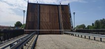 Zwodzony most w Elblągu otwarty. Nie przejadą nim samochody