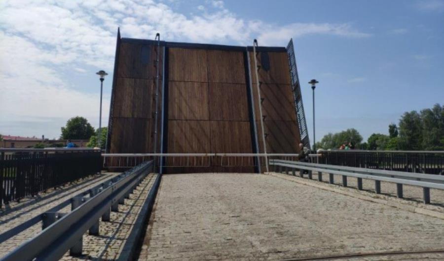 Zwodzony most w Elblągu otwarty. Nie przejadą nim samochody Zwodzony most w Elblągu otwarty. Nie przejadą nim samochody