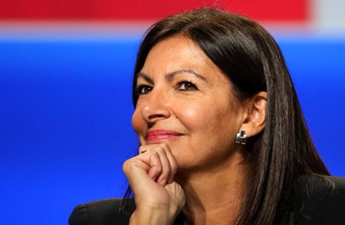 Zwolenniczka darmowej komunikacji i rowerów. Anne Hidalgo znów została merem Paryża