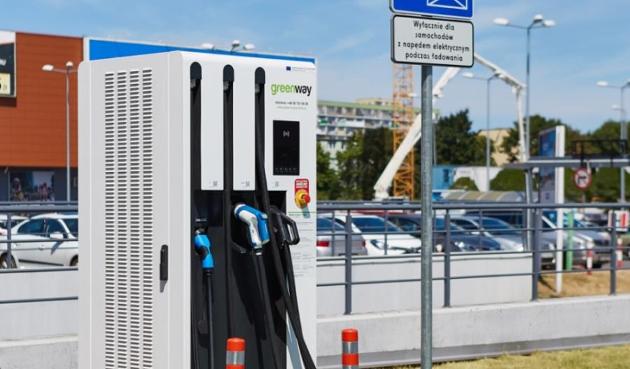 Elektromobilność. Coraz więcej ładowarek zasilanych odnawialnymi źródłami Elektromobilność. Coraz więcej ładowarek zasilanych odnawialnymi źródłami
