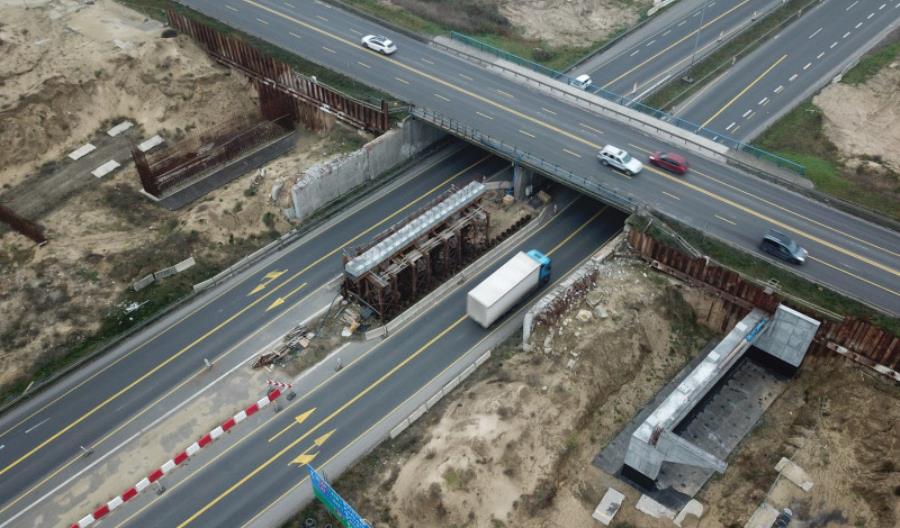 Węzeł Szczecin Kijewo. Ruszają prace przy montażu belek na wiadukcie Węzeł Szczecin Kijewo. Ruszają prace przy montażu belek na wiadukcie