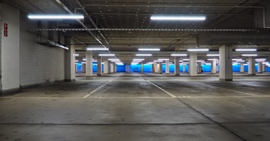 Zabezpieczenia przeciwpożarowe parkingów podziemnych i tuneli nie są gotowe na pojazdy elektryczne 